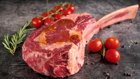 Tomahawk ribeye steak, Irish beef, drizzled with oil Vidéo 194485164