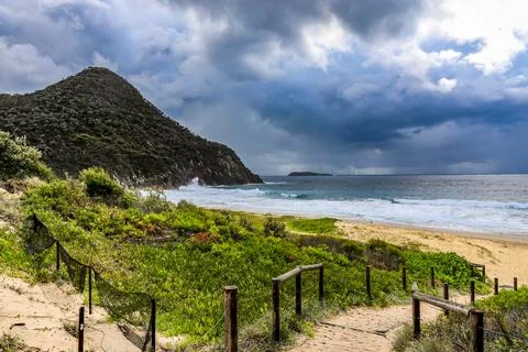Tomaree Mountain rises dramatically above Shoal Bay Foto stock