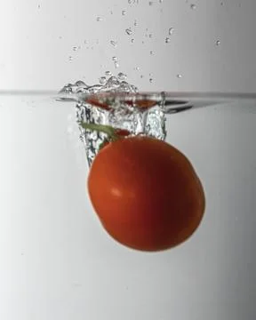 Tomate splash in water Stock Photos