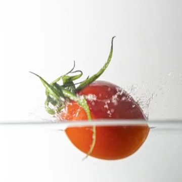 Tomate splash in water Stock Photos