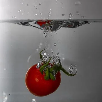 Tomate splash in water Stock Photos