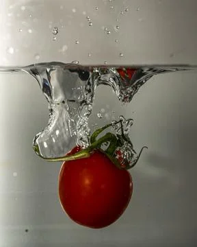 Tomate splash in water Stock Photos