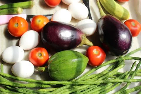 Tomato and eggs display with selective focus and fresh various raw organic veget 库存照片