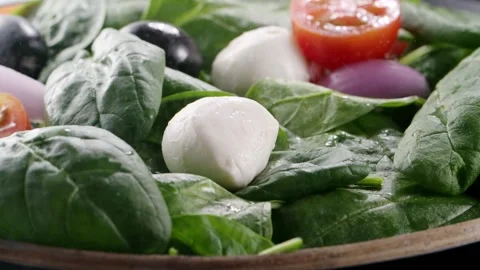 Tomato and mozzarella falling in the salad 動画素材 130876578