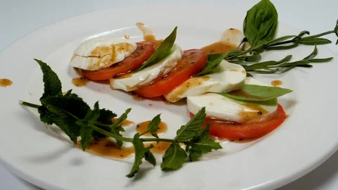 Tomato Basil Mozzarella 1 動画素材 111442948