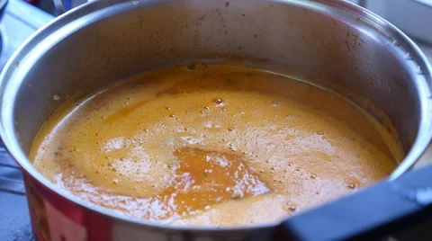 Tomato Cream-Soup Making by Blender in Pan. Close-up. Vidéo 44321512
