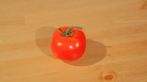 A tomato on a cutting board 動画素材 52088218