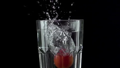 Tomato dropped in water Video stock 76472053