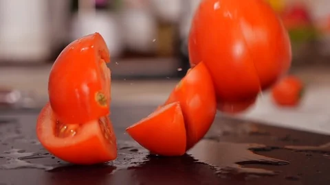 Tomato falling on chopping board breaking into slices - slow motion 스톡 동영상 105292439