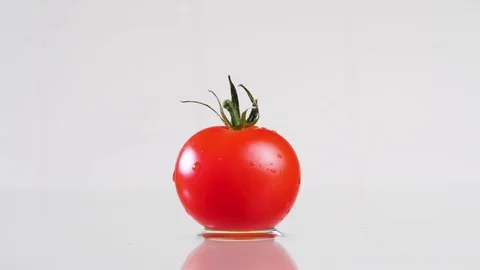 Tomato hits another tomato Vídeos de archivo 84977004