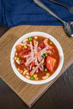 Tomato macaroni soup with ham and vegetables Foto stock