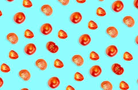 Tomato pattern background. Set of ripe tomato and slices, light blue backdrop Foto stock