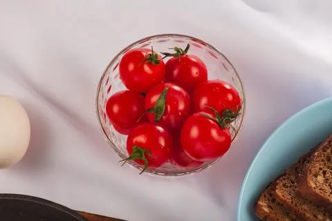 Tomato, rectangle tablecloths fried egg, tomato toasted, olive tomato, breakf 스톡 사진
