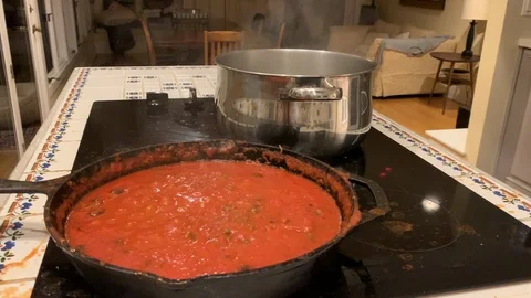 Tomato sauce boils out of control in suburban kitchen while making spaghetti Video stock 111970855