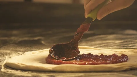 Tomato sauce on pizza Stock-Footage 105418592
