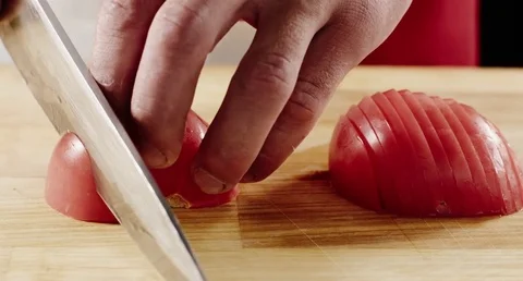 Tomato scliced by chief's hands with big knife 库存影片 73177693