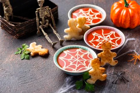 Tomato soup and bread in shape of men. Foto stock