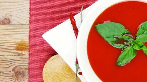 Tomato soup with basil 库存影片 48634236