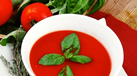 Tomato soup with basil Vídeos de archivo 54186754