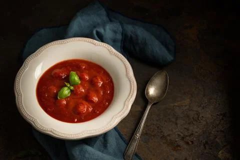 Tomato soup with basil Foto stock