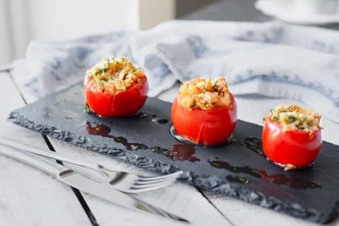 Tomato stuffed with couscous Foto stock
