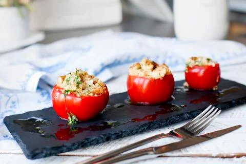 Tomato stuffed with couscous Foto stock