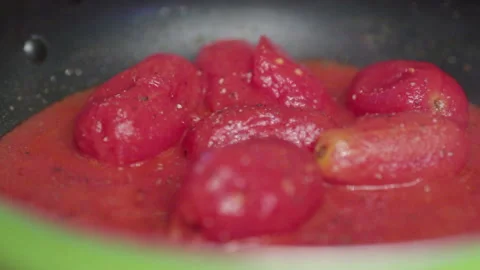 Tomatoes are fried in a pan 動画素材 96934240