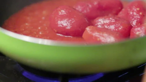 Tomatoes are roasted over a fire 動画素材 96936300