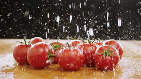 Tomatoes are washed in slow motion. Stock Footage 128994287