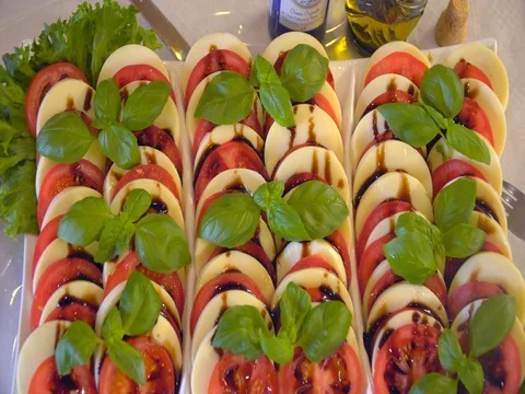 Tomatoes with cheese and Basil leaves 스톡 동영상 80485496