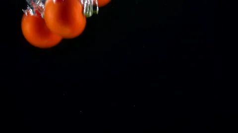 Tomatoes fall into the water. Slow motion 250fps Vídeo Stock 130750826