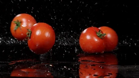 Tomatoes falling and splashing on black background 動画素材 89339634