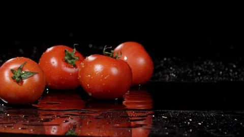 Tomatoes falling and splashing on black background 動画素材 89340682