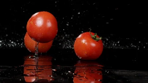 Tomatoes falling and splashing on black background 動画素材 89342513