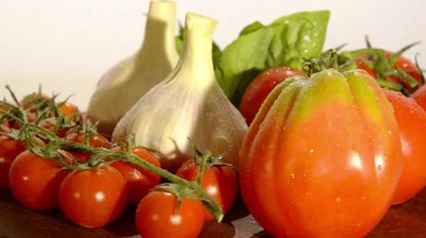 Tomatoes, garlic and basil 库存影片 32337891