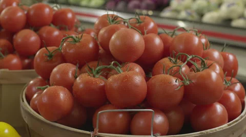Tomatoes in a grocery store Video stock 36513705