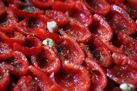 Tomatoes lie on a baking sheet, ready to bake. Sun-dried tomatoes with garlic. Foto stock
