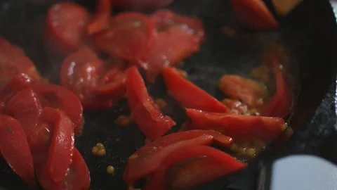 Tomatoes roasting in the pan 動画素材 76006256