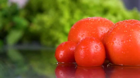 Tomatoes roll in the water Stock-Footage 85178844