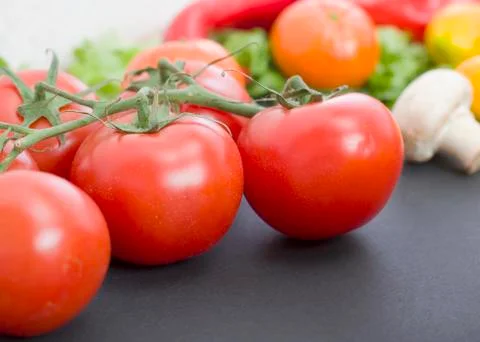 Tomatoes on the table. Red tomatoes lie on the old table. Dietary food. Tomat Foto stock