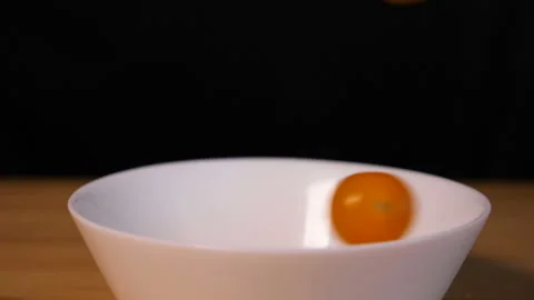 Tomatos falling into a plate Video stock 126708032