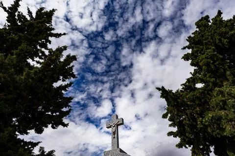 Tomb between two cypress trees in the cemetery of Alhambra Foto stock