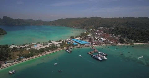 Ton Sai on Phi Phi Islands, Thailand, Ascending Aerial Shot Video stock 75694535