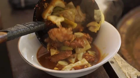 Tongseng beef is cooked and put into a bowl Stock Footage 272298861