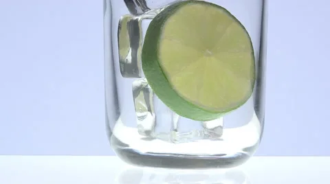 Tonic pouring over ice and lemon 스톡 동영상 55115631