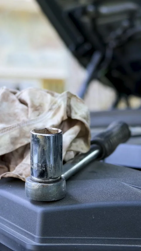 Tool in the car engine, maintenance and repair workshop Vídeo Stock 346921943