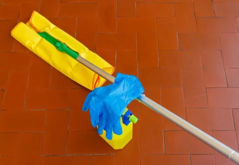 A tool for dusting the floors and the cleaner with the gloves to wash it Stock-Fotos