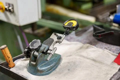 Tool for measuring small objects on a workbench in a workshop during daylig.. Stock-Fotos