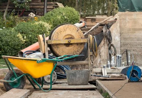 Tools and construction objects in the courtyard of the house Foto stock