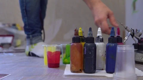 Tools and paints for airbrushing Stockbeeldmateriaal 84817207